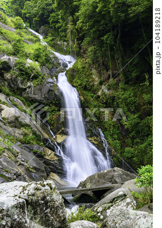 佐賀県唐津市の美しい見帰りの滝 104189218