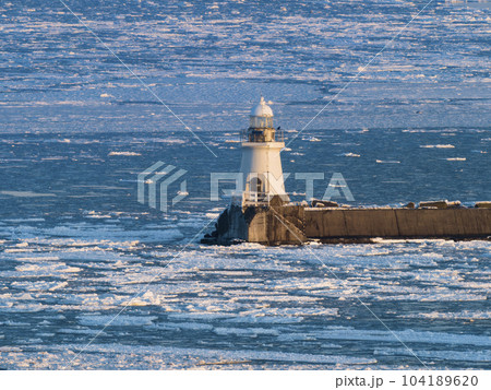 白い灯台と流氷の海景色 / Nemuro, Japan 白い灯台と流氷の海景色 / Nemuro, Japan 104189620