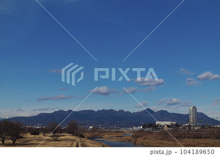 高崎市　聖石橋より榛名山と市庁舎を望む 104189650