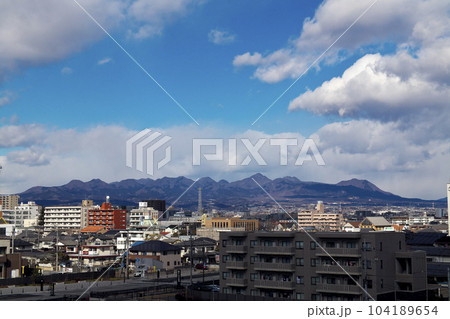 高崎市 高崎芸術劇場より榛名山と青空に白い雲を見る 高崎市 高崎芸術劇場より榛名山と青空に白い雲を見る 104189654