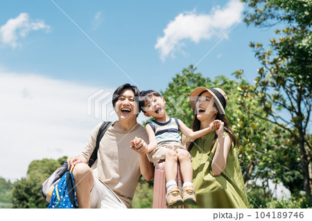 夏休みに家族旅行に行く笑顔の親子・子育てファミリー 104189746