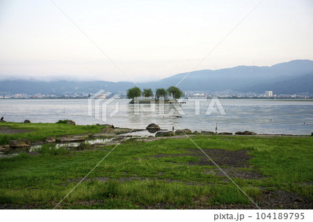 石彫公園から見た早朝の諏訪湖と初島神社 104189795