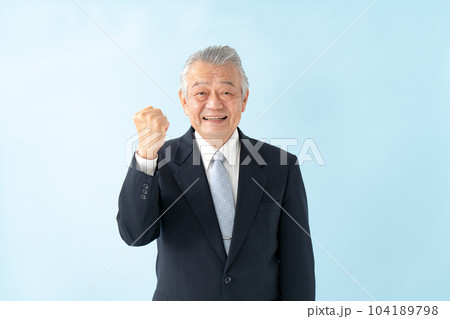 ビジネスマン ポートレート シニア ガッツポーズ ビジネスマン ポートレート シニア ガッツポーズ 104189798