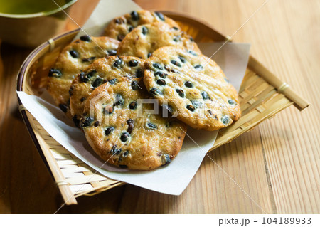 うす塩味黒豆せんべい 104189933
