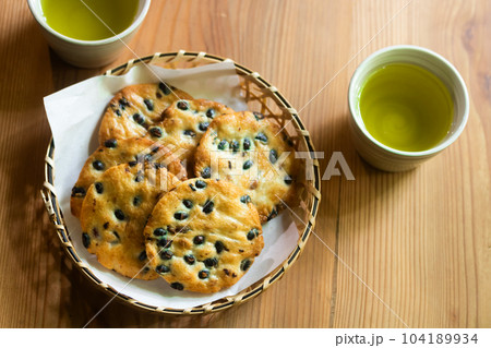 うす塩味黒豆せんべい 104189934