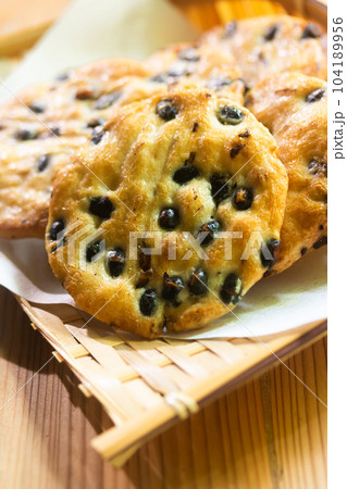 うす塩味黒豆せんべい 104189956