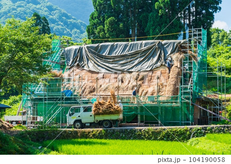 茅葺屋根の葺き替え作業(五箇山・相倉合掌造り集落) 茅葺屋根の葺き替え作業(五箇山・相倉合掌造り集落) 104190058