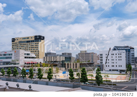 宇都宮駅東口地区　再開発エリアの複合施設と街並　栃木県宇都宮市 104190172