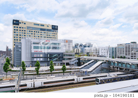 宇都宮駅東口地区　JR在来線ホーム越しに望む再開発エリアの複合施設と街並　栃木県宇都宮市 104190181