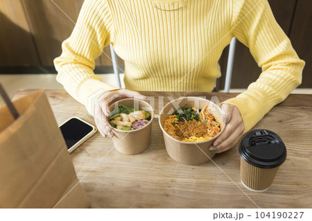 フードデリバリーを注文した若い女性手元 フードデリバリーを注文した若い女性手元 104190227
