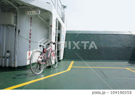 カーフェリーに自転車を乗せる カーフェリーに自転車を乗せる 104190358