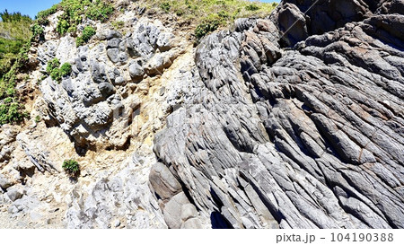 長崎県壱岐島にある初瀬の岩脈の岩肌 104190388