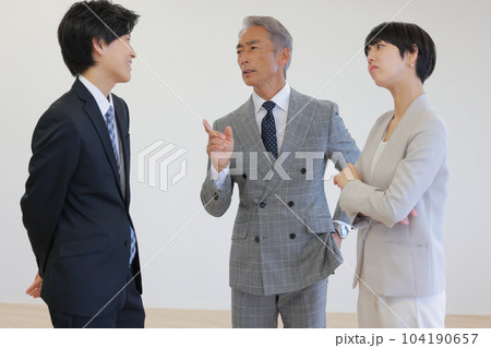楽観的な人_批判的な人_様々なビジネスパーソン_1 104190657