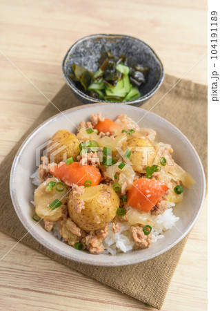 挽き肉の肉じゃが丼 挽き肉の肉じゃが丼 104191189
