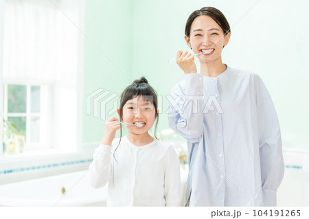 歯みがきをする親子 歯みがきをする親子 104191265