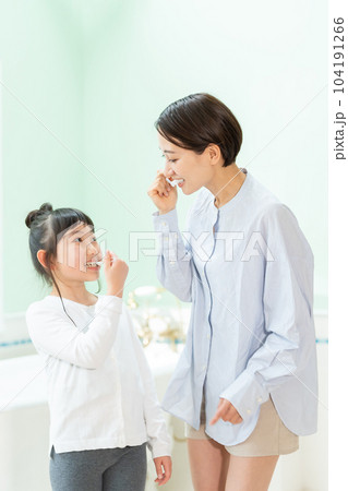 歯みがきをする親子 歯みがきをする親子 104191266