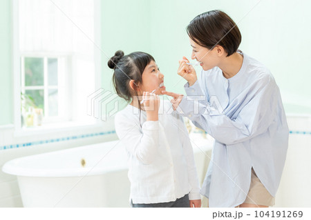 歯みがきをする親子 歯みがきをする親子 104191269