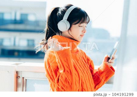 スマホを操作する若い女性 104191299