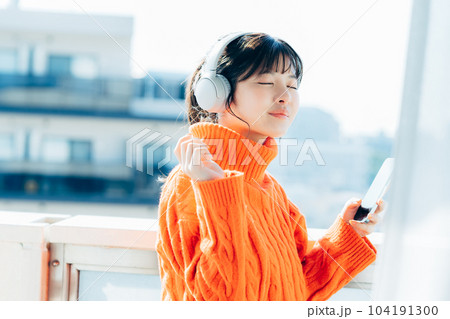スマホを操作する若い女性 104191300
