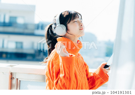 スマホを操作する若い女性 スマホを操作する若い女性 104191301