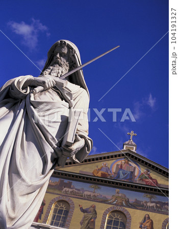 ギリシャ アテネ市内にある教会とその前の男性像 104191327