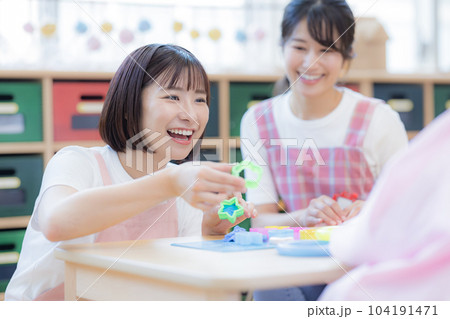 園児と遊ぶ保育士 104191471