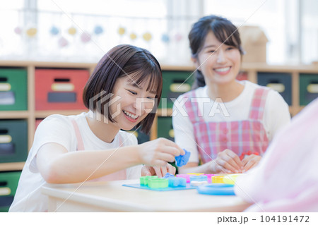 園児と遊ぶ保育士 園児と遊ぶ保育士 104191472