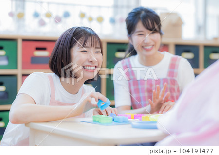 園児と遊ぶ保育士 104191477