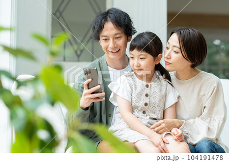 スマホで自撮りをする親子 104191478