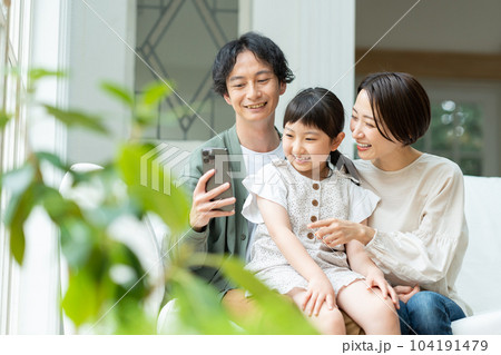 スマホで自撮りをする親子 104191479
