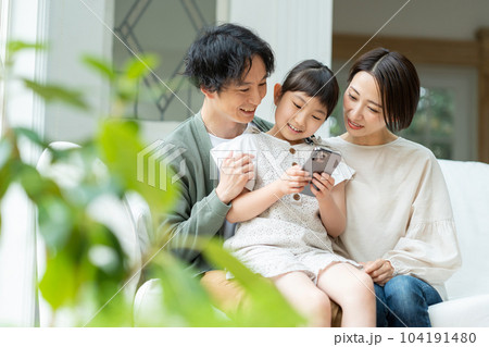 スマホ　親子　ファミリー 104191480