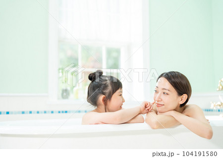 お風呂に入る親子 104191580