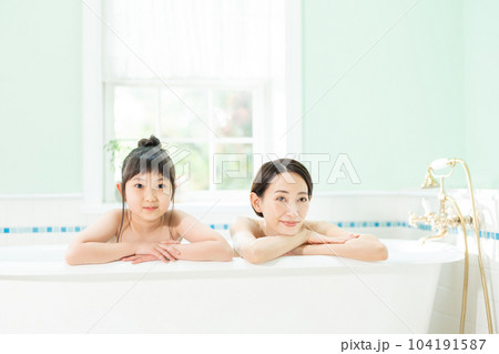 お風呂に入る親子 お風呂に入る親子 104191587