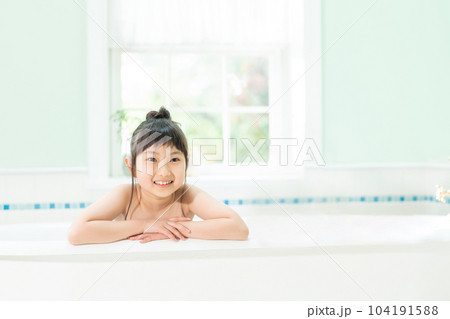 お風呂に入る子供 104191588