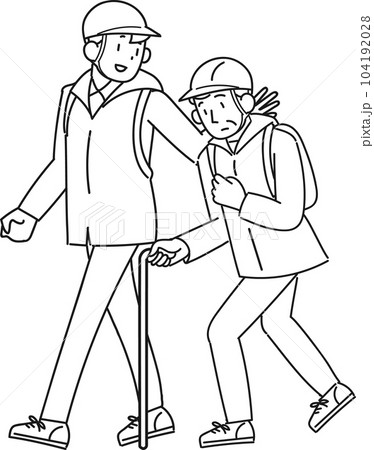 災害時に避難する高齢男性と支援する男性 104192028