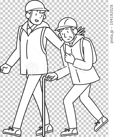 災害時に避難する高齢男性と支援する男性 104192028