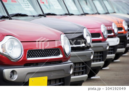 販売店に並ぶ車　スズキの軽自動車 104192049