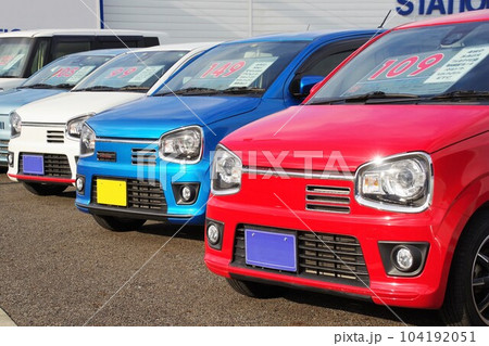 販売店に並ぶ車 スズキの軽自動車 販売店に並ぶ車 スズキの軽自動車 104192051