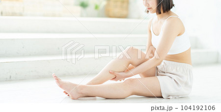 脚のスキンケアをする女性 104192106
