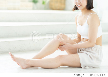 脚のスキンケアをする女性 脚のスキンケアをする女性 104192113