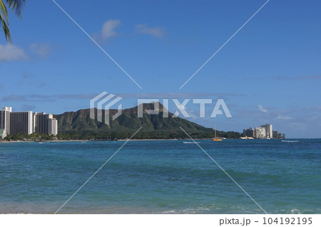ホノルル ハレ･コア･ビーチの桟橋から見たダイアモンド･ヘッド 104192195