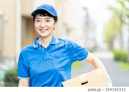 荷物を届けるドライバーの女性 荷物を届けるドライバーの女性 104192315