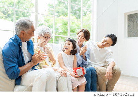三世代家族 母の日 三世代家族 母の日 104192813