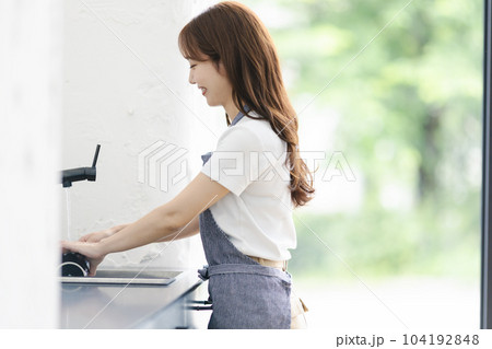 食器を洗う女性 食器を洗う女性 104192848
