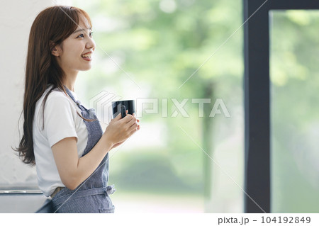 コーヒーを飲む女性 コーヒーを飲む女性 104192849