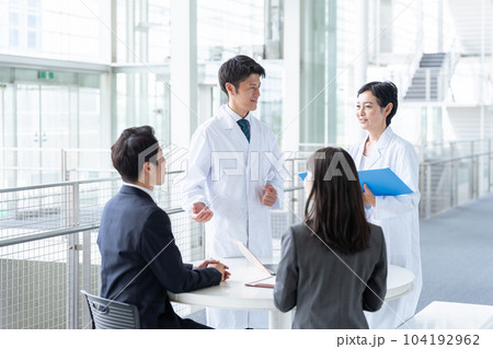 商談をする医者と営業マン 104192962