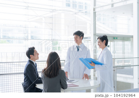 商談をする医者と営業マン 商談をする医者と営業マン 104192964