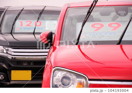 販売店に並ぶ車 スズキの軽自動車 販売店に並ぶ車 スズキの軽自動車 104193004