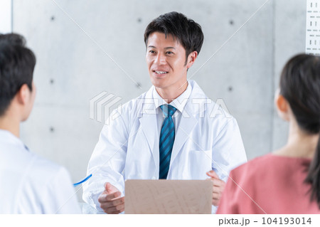 会議をする医者と看護師 104193014