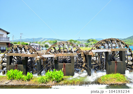 朝倉市の風景　菱野の三連水車 104193234